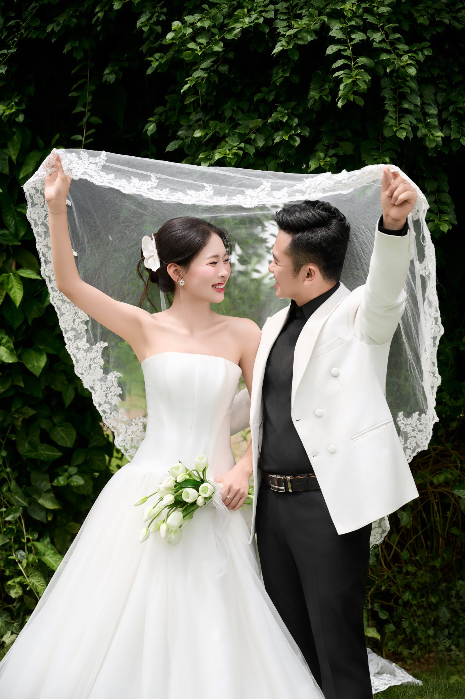 Khoảnh khắc cô dâu chú rể bên khăn voan