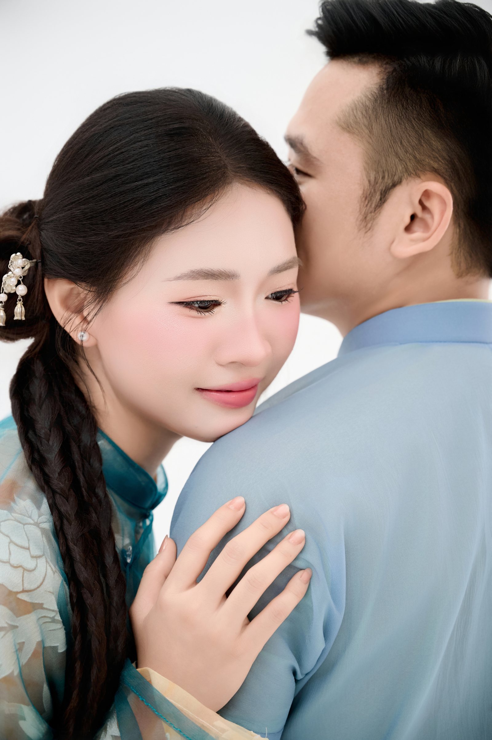 Khoảnh khắc cô dâu tựa vai chú rể